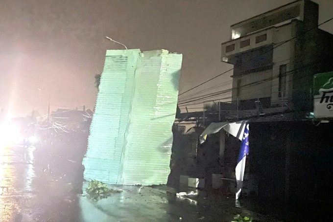 Sudden midnight whirlwind damages dozens of homes in Danang - 1 Sudden midnight whirlwind damages dozens of homes in Danang - 1