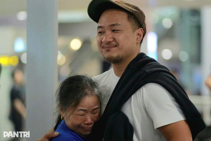 Vietnamese mother thanks French couple who raised her son - 5