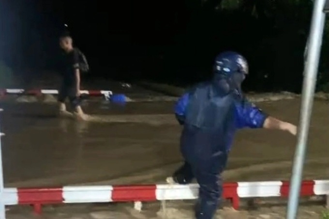 North-South trains halted as heavy rain floods tracks in Khanh Hoa - 2 North-South trains halted as heavy rain floods tracks in Khanh Hoa - 2