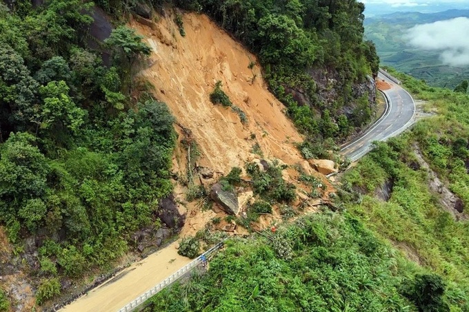 Road linking Nha Trang and Dalat closed after landslides - 1 Road linking Nha Trang and Dalat closed after landslides - 1