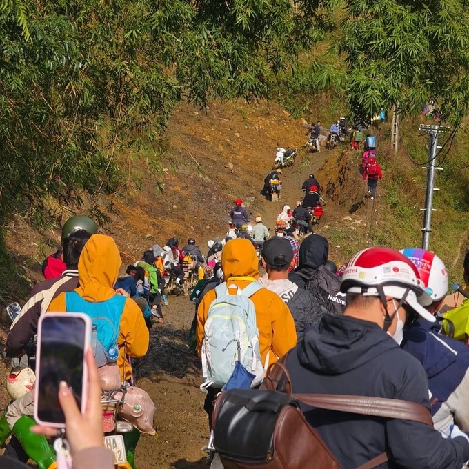 Surging crowds clog Lung Cung Mountain trails - 1 Surging crowds clog Lung Cung Mountain trails - 1