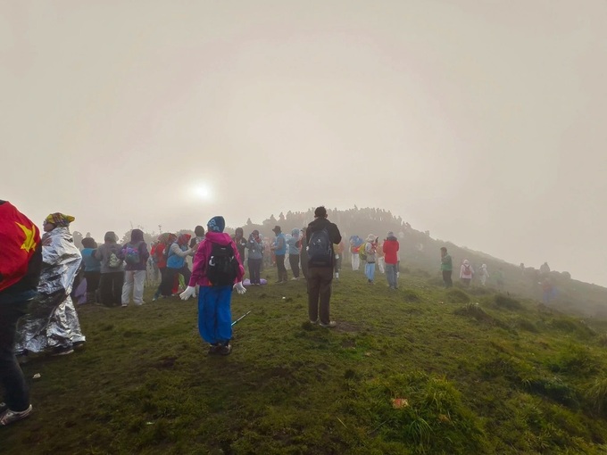 Surging crowds clog Lung Cung Mountain trails - 3 Surging crowds clog Lung Cung Mountain trails - 3