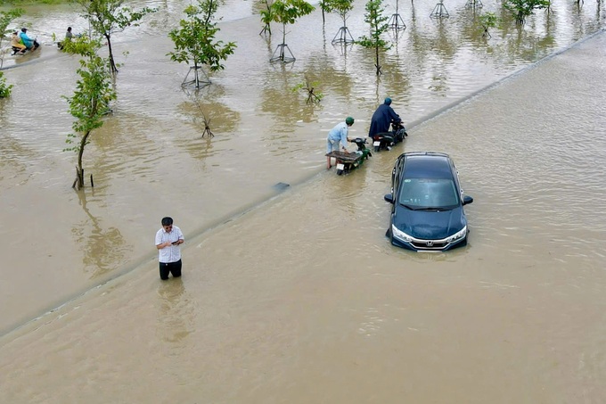 Nha Trang severely flooded following prolonged heavy rain - 9