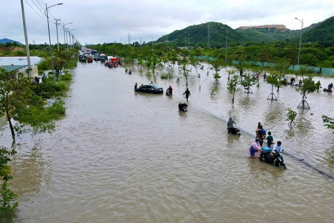Nha Trang severely flooded following prolonged heavy rain - 8