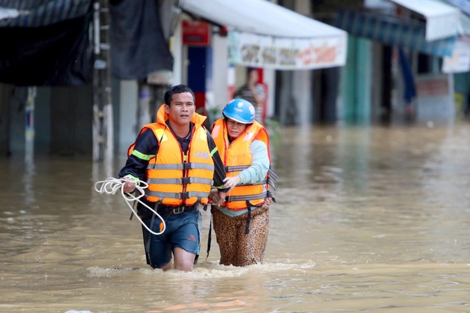 Nha Trang severely flooded following prolonged heavy rain - 5