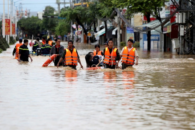 Nha Trang severely flooded following prolonged heavy rain - 4