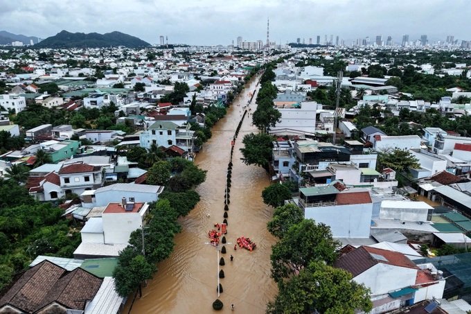 Nha Trang severely flooded following prolonged heavy rain - 2