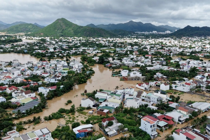 Nha Trang severely flooded following prolonged heavy rain - 1