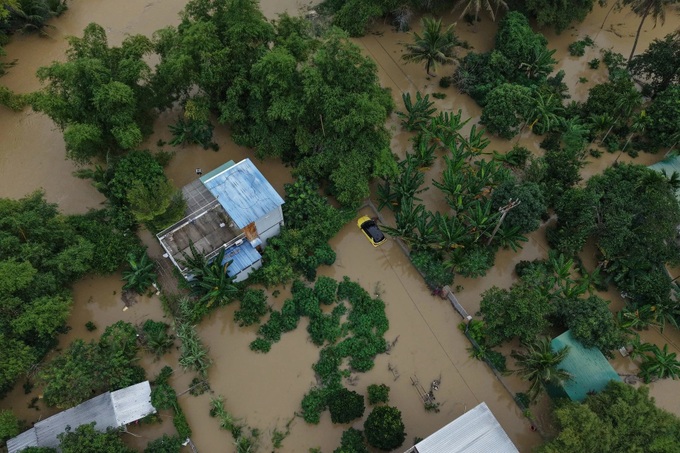 Nha Trang severely flooded following prolonged heavy rain - 10