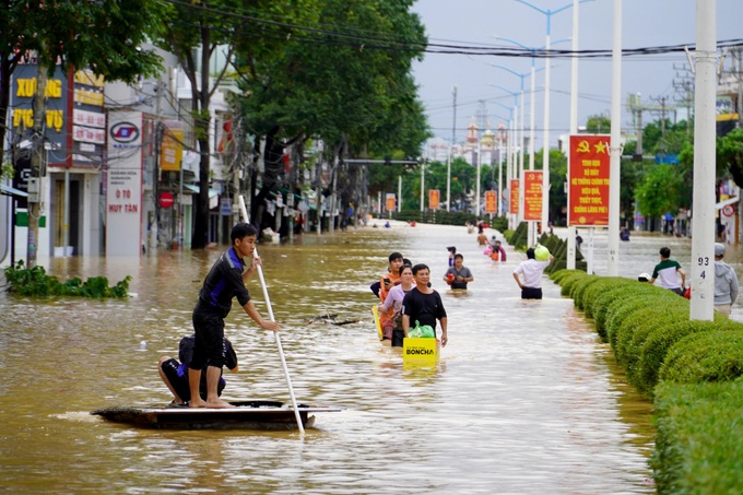 Nha Trang severely flooded following prolonged heavy rain - 6