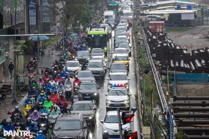 Cold, rainy weather worsens traffic congestion in Hanoi - 2