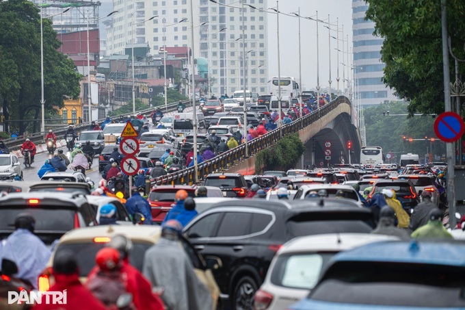 Cold, rainy weather worsens traffic congestion in Hanoi - 3