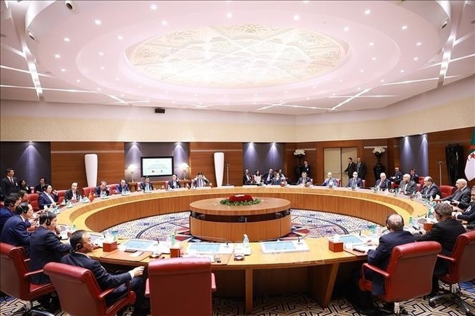 Vietnamese, Algerian PMs hold talks, elevate ties to strategic partnership - 1