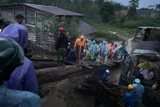 Dak Lak evacuates 320 residents from dangerous flood hit areas - 1