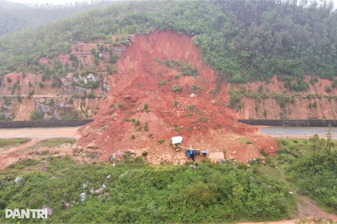 Ha Tinh coastal road shut for weeks after landslides - 2 Ha Tinh coastal road shut for weeks after landslides - 2