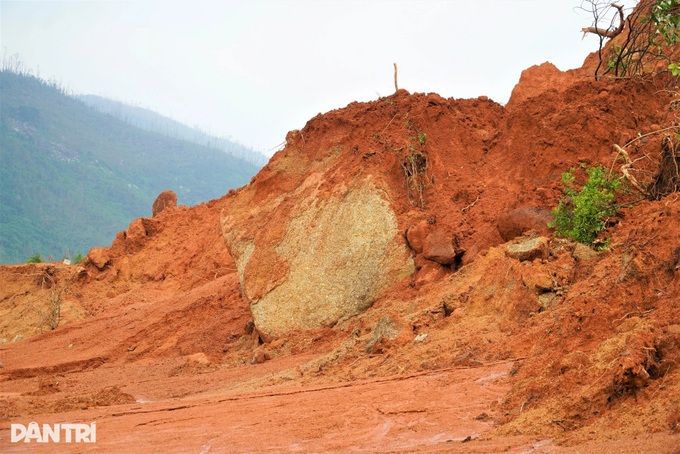 Ha Tinh coastal road shut for weeks after landslides - 4 Ha Tinh coastal road shut for weeks after landslides - 4