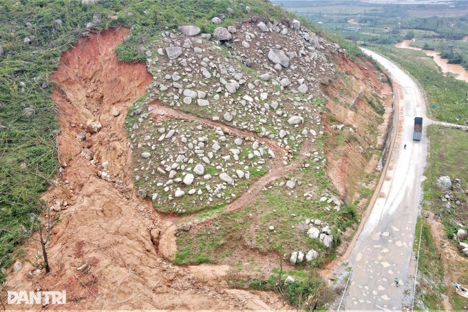 Ha Tinh coastal road shut for weeks after landslides - 5 Ha Tinh coastal road shut for weeks after landslides - 5