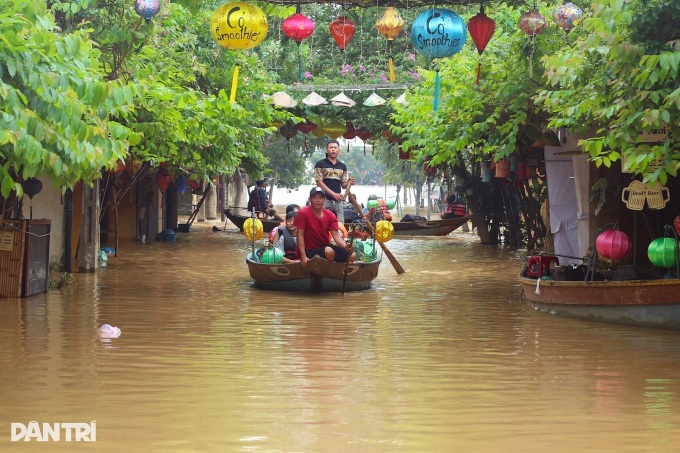 Hoi An ancient town remains submerged as prolonged floods exhaust residents - 1 Hoi An ancient town remains submerged as prolonged floods exhaust residents - 1