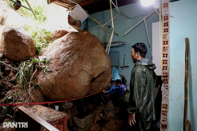 Landslides at Dak Lak pass kills two and traps thousands of vehicles - 1