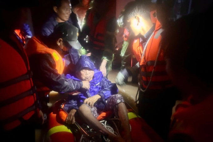Record floods hit southern central Vietnam, prompting overnight evacuations - 10 Record floods hit southern central Vietnam, prompting overnight evacuations - 10