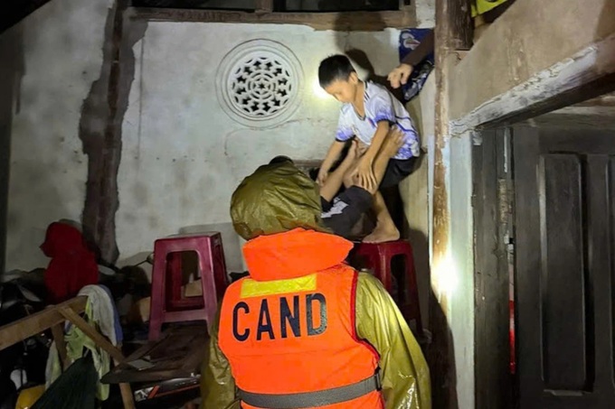 Record floods hit southern central Vietnam, prompting overnight evacuations - 7 Record floods hit southern central Vietnam, prompting overnight evacuations - 7