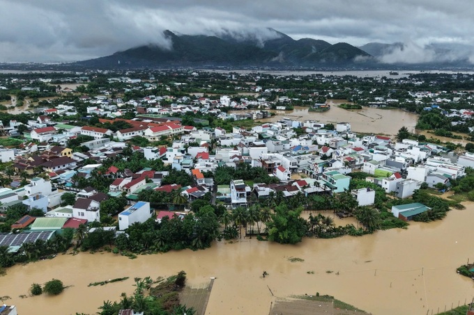 Record floods hit southern central Vietnam, prompting overnight evacuations - 8 Record floods hit southern central Vietnam, prompting overnight evacuations - 8