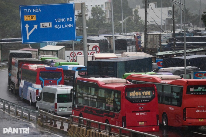 Landslides at Dak Lak pass kills two and traps thousands of vehicles - 2