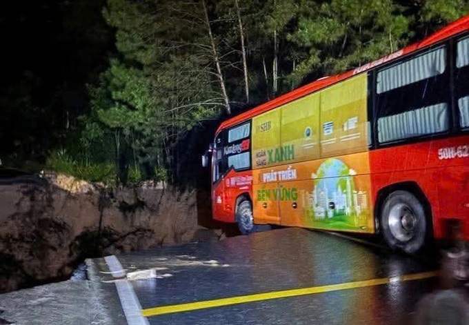 Massive landslide tears apart Mimosa Pass in Dalat - 2 Massive landslide tears apart Mimosa Pass in Dalat - 2