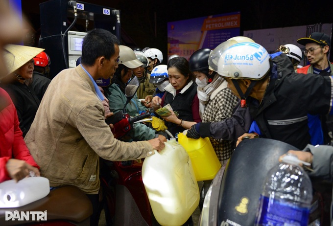 Dalat residents rush to buy fuel amid landslide road closures - 3 Dalat residents rush to buy fuel amid landslide road closures - 3