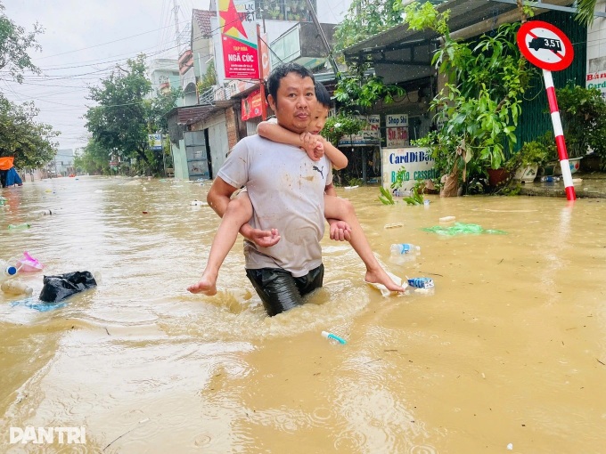 41 dead, nine missing as floods hit central Vietnam - 1