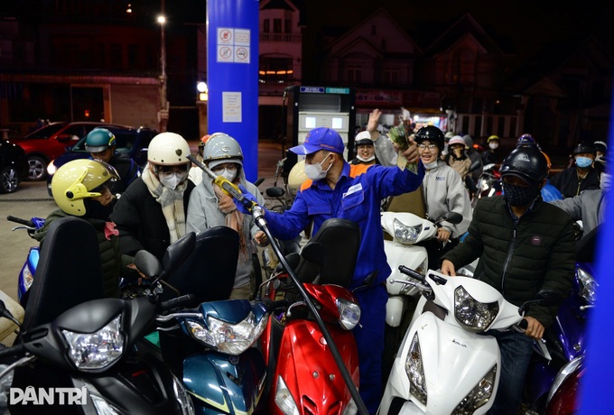 Dalat residents rush to buy fuel amid landslide road closures - 1 Dalat residents rush to buy fuel amid landslide road closures - 1
