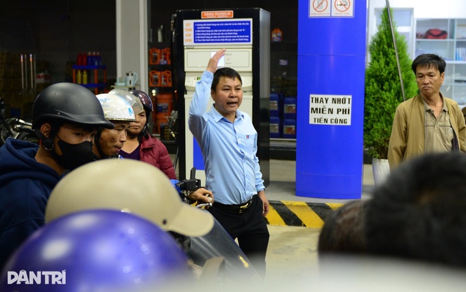Dalat residents rush to buy fuel amid landslide road closures - 4 Dalat residents rush to buy fuel amid landslide road closures - 4