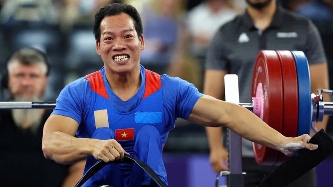 Paralympic powerlifter Le Van Cong awarded gold medal by France - 1