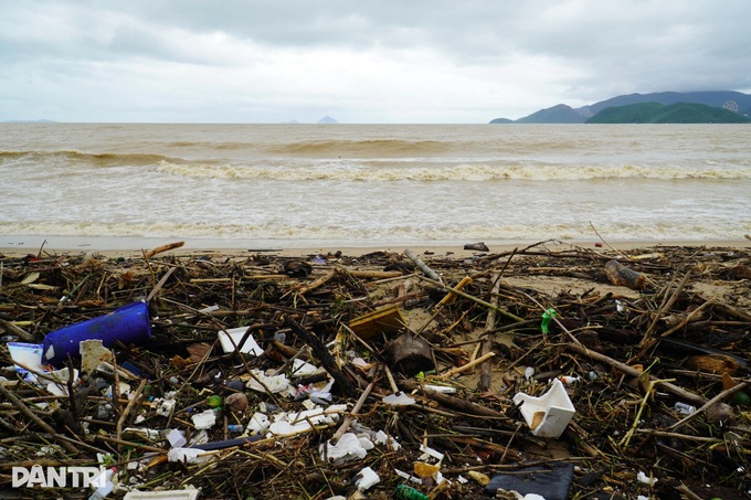 Massive piles of rubbish wash onto Nha Trang beach - 2 Massive piles of rubbish wash onto Nha Trang beach - 2