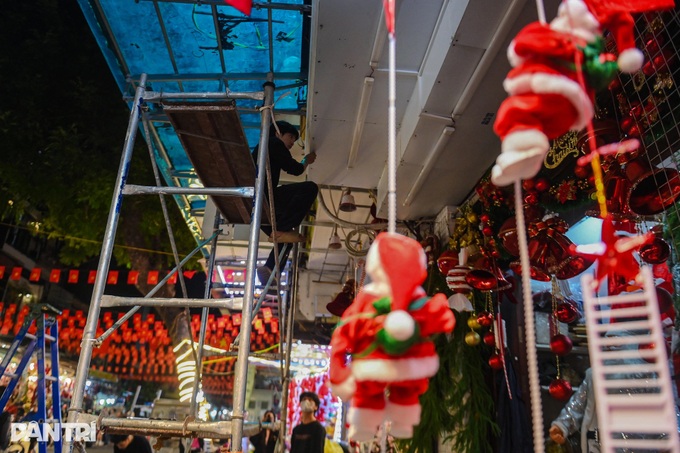 Hanoi police clear pavements on Hang Ma Street - 10