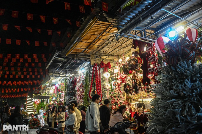 Hanoi police clear pavements on Hang Ma Street - 3