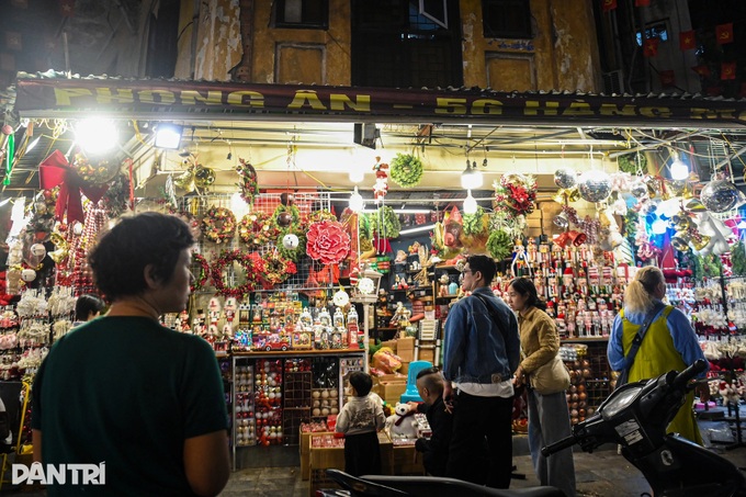 Hanoi police clear pavements on Hang Ma Street - 7
