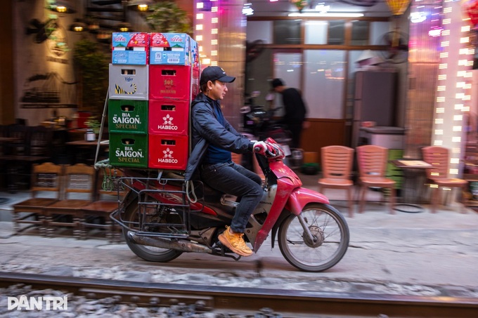 Hanoi train-track cafe street bustling again despite safety clearance - 7