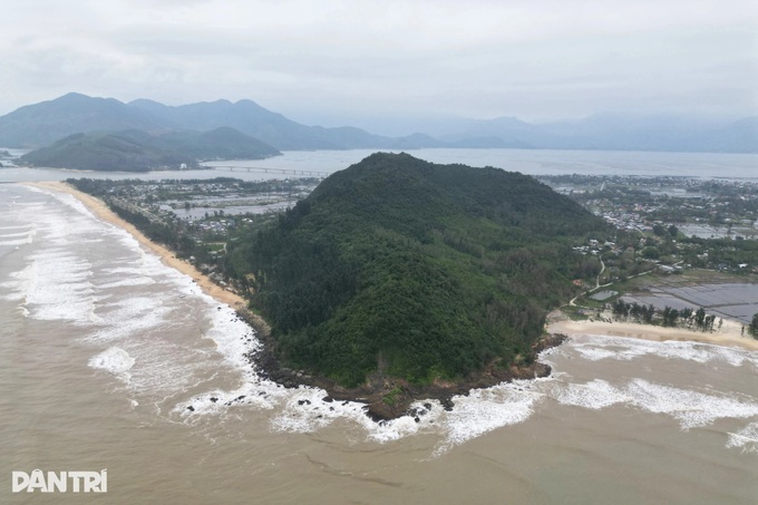 Ham Rong Beach in Hue ravaged by severe erosion - 1