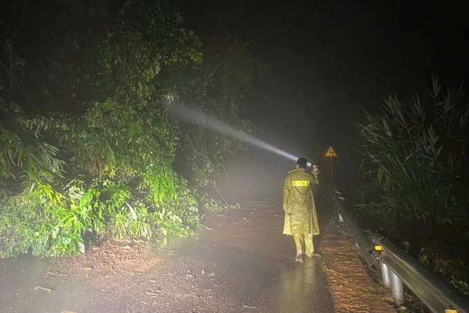 Landslides at Gia Bac Pass block Highway 28 - 2