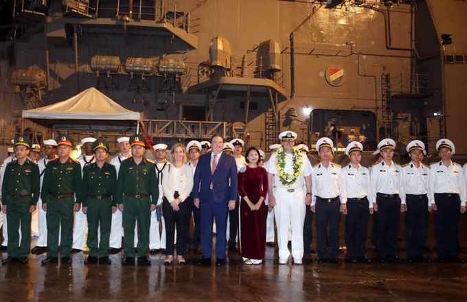 US naval ships dock in Danang for four day visit - 2