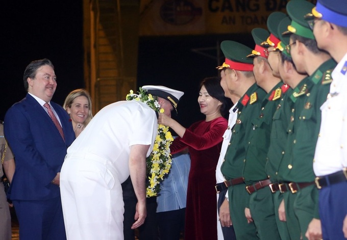 US naval ships dock in Danang for four day visit - 1