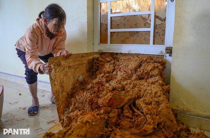 Lam Dong hillside landslides force residents to seek shelter - 1 Lam Dong hillside landslides force residents to seek shelter - 1