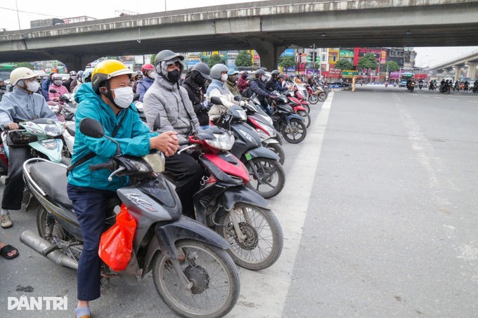 Drivers caught covering plates to evade AI cameras in Hanoi - 2