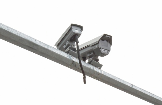 Drivers caught covering plates to evade AI cameras in Hanoi - 4