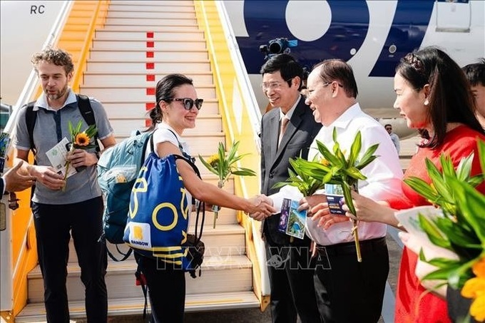 Vietnam welcomes 20th millionth international tourist in 2025 - 1
