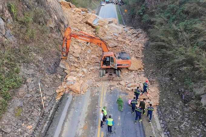 Three killed in landslide on Phu Tho national highway - 2 Three killed in landslide on Phu Tho national highway - 2