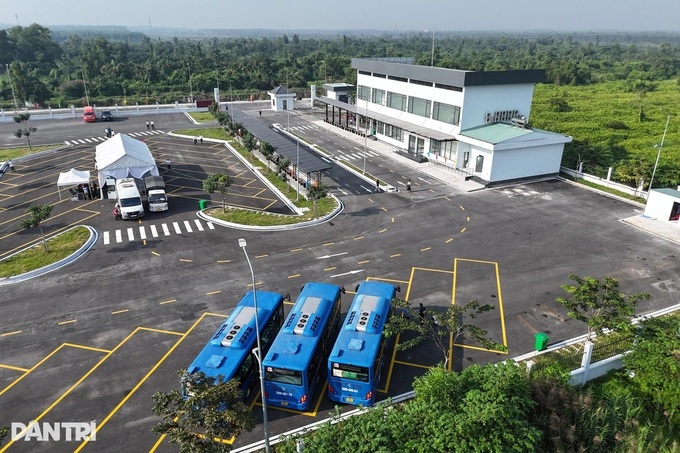 HCM City opens new 14,000-square-metre bus terminal - 1