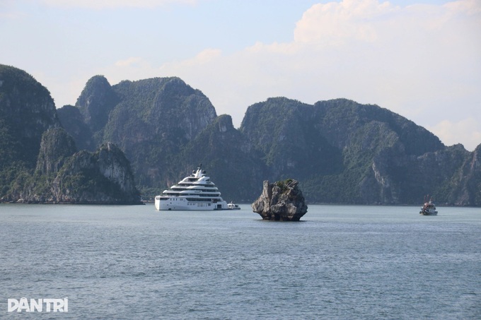 Ha Long Bay glows under winter sun - 3 Ha Long Bay glows under winter sun - 3