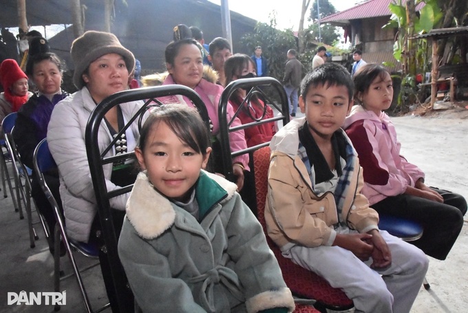 Dantri/Dtinews readers award scholarships to Dien Bien poor children - 3